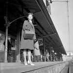 846554 Afbeelding van een vrouw op het perron van het N.S.-station Hilversum te Hilversum.